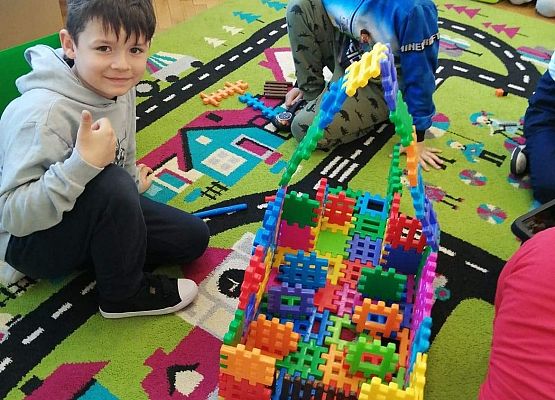 Dzieci budują kościół z klocków