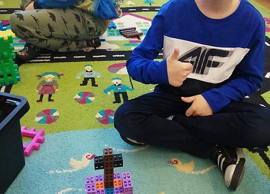 Dzieci budują kościół z klocków