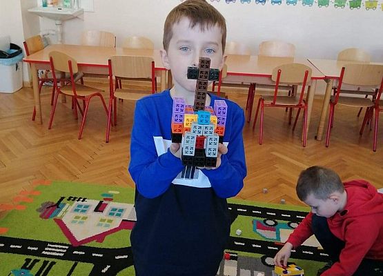 Chłopiec prezentuje kościół z klocków