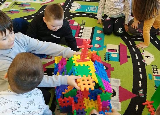 Dzieci budują kościół z klocków