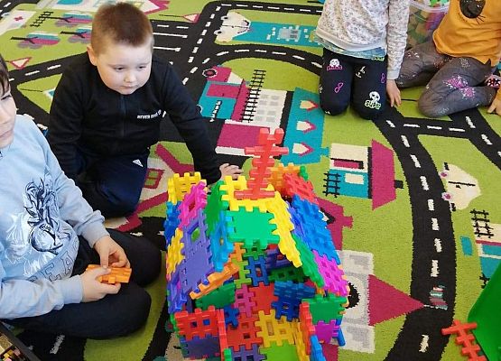 Dzieci budują kościół z klocków