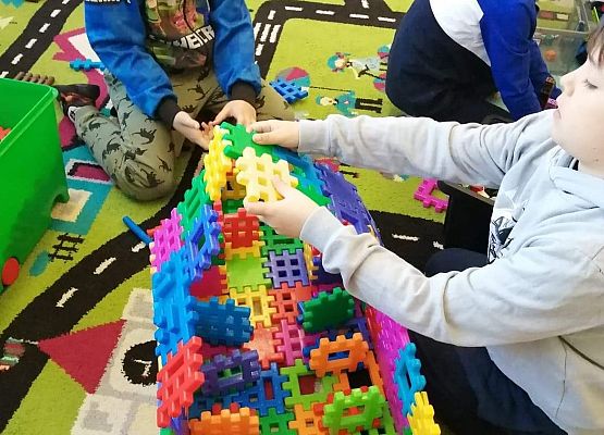 Dzieci budują kościół z klocków