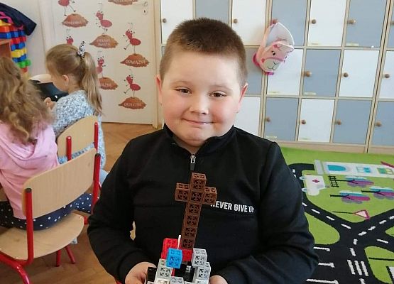 Chłopiec prezentuje kościół z klocków