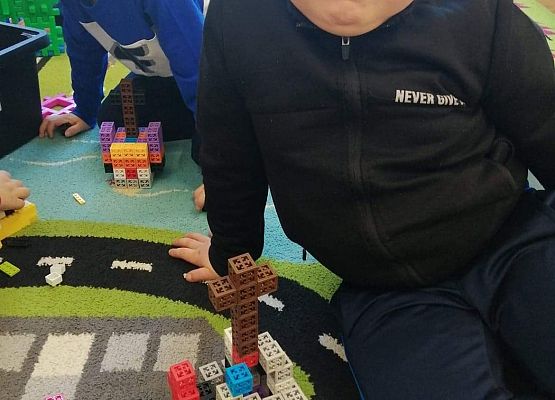 Chłopiec prezentuje kościół z klocków