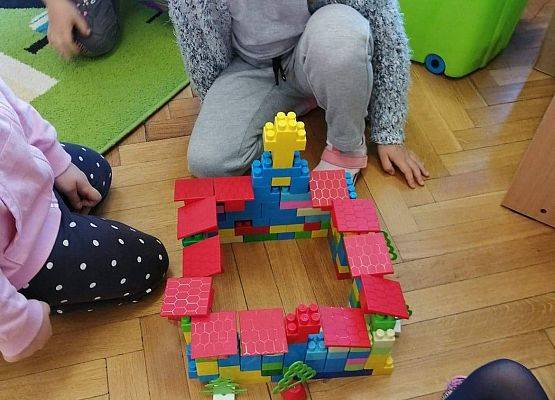 Dzieci budują kościół z klocków