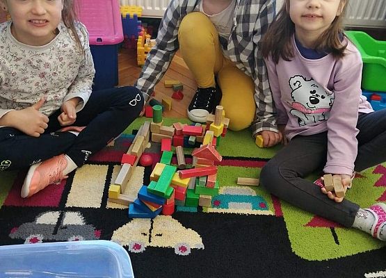 Dzieci budują kościół z klocków