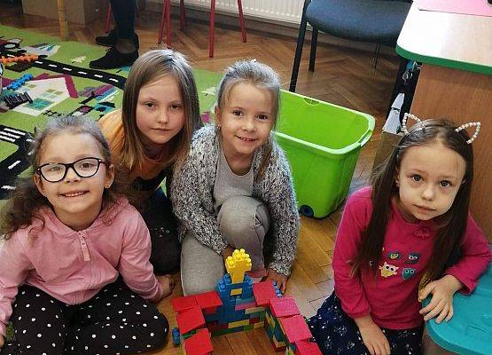 Dzieci budują kościół z klocków