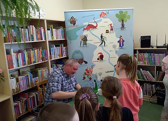 Pisarz składa autografy