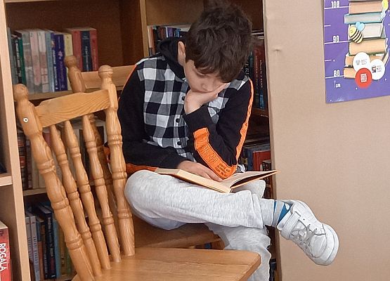Uczeń czyta książkę