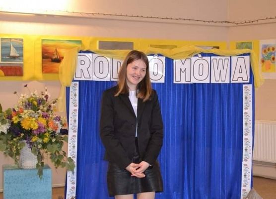 Uczennica recytuje wiersz