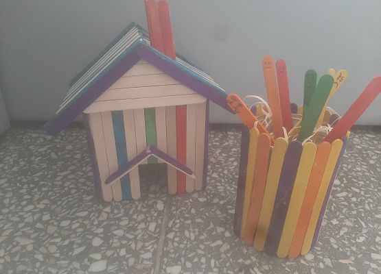 praca uczennicy-domek i przybornik na długopisy