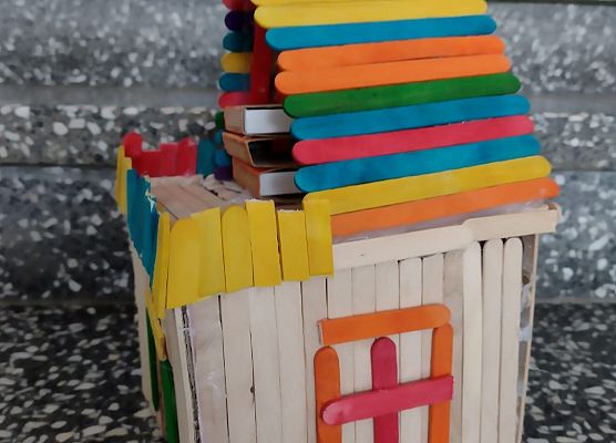 praca ucznia- drewniany domek.