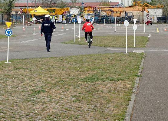 Uczeń wykonuje zadania w miasteczku