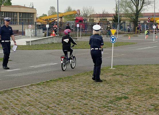 Uczennica wykonuje zadania w miasteczku