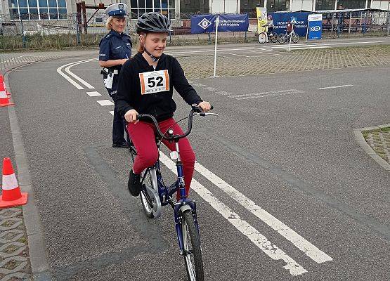 Uczennica wykonuje zadania w miasteczku