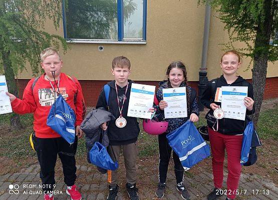 Uczestnicy turnieju prezentują nagrody