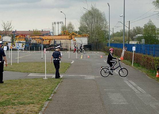 Uczennica podczas wykonywania zadań w miasteczku