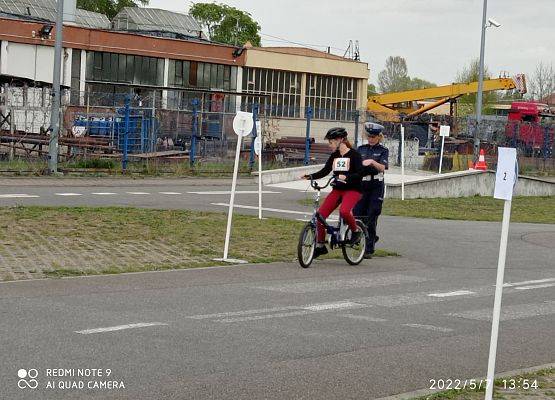 Uczennica podczas wykonywania zadań w miasteczku