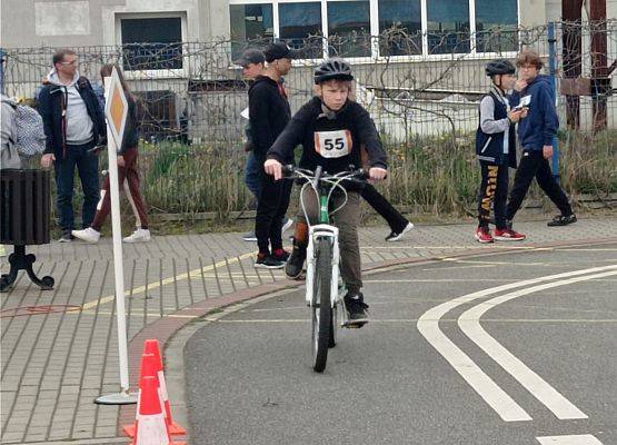 Uczeń podczas wykonywania zadań w miasteczku