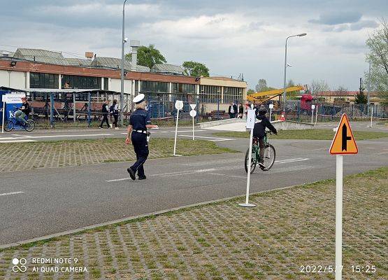 Uczeń podczas wykonywania zadań w miasteczku