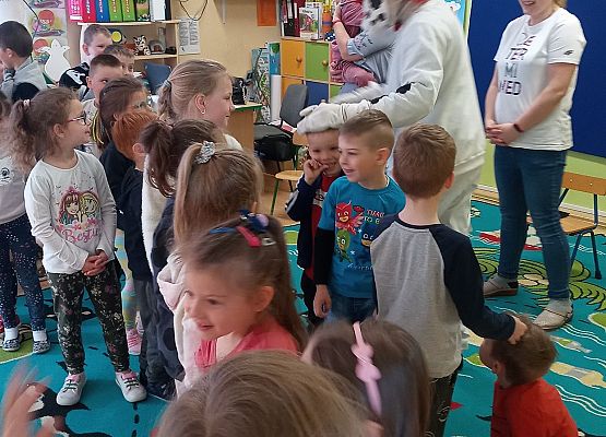 Marshall tańczy z dziećmi