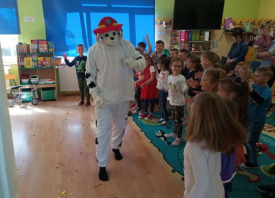 Marshall tańczy z dziećmi