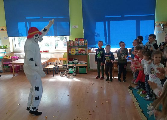 Marshall tańczy z dziećmi