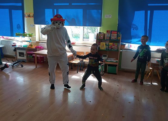 Marshall tańczy z dziećmi