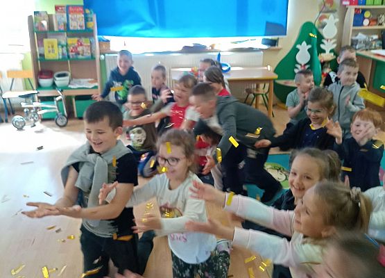 Dzieci sypią konfetti