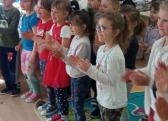 Dzieci klaszczą