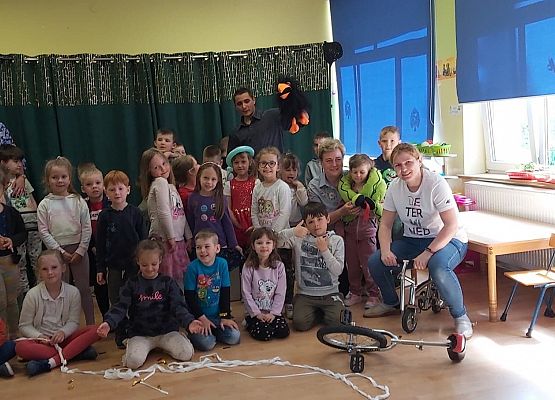 Dzieci siedzą na podłodze