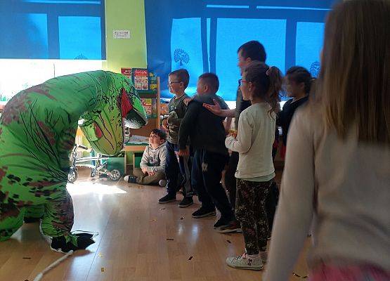 Dzieci witają dinozaura