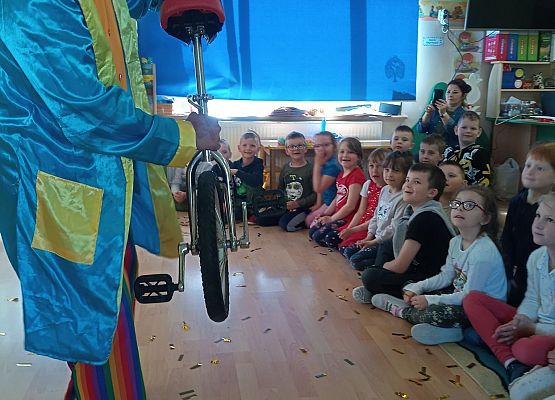 Klaun prezentuje rower cyrkowy