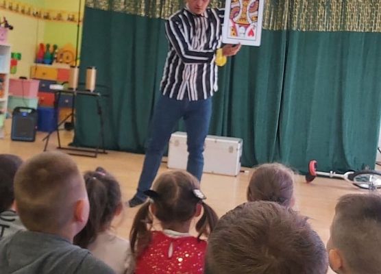 Komik pokazuje kartę