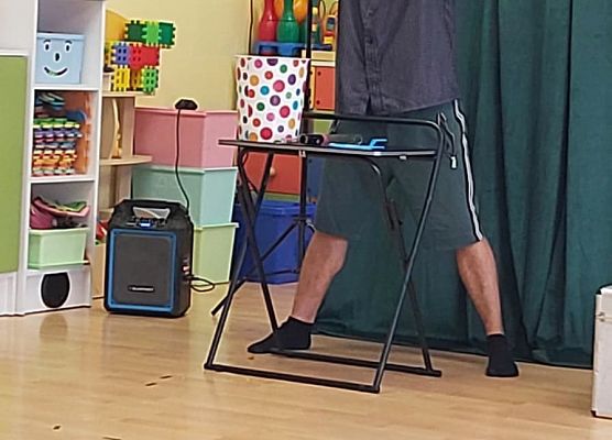 Mężczyzna wykonuje magiczne sztuczki