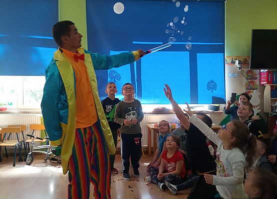 Komik wykonuje magiczne sztuczki