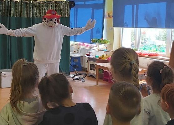 Marshall tańczy z dziećmi