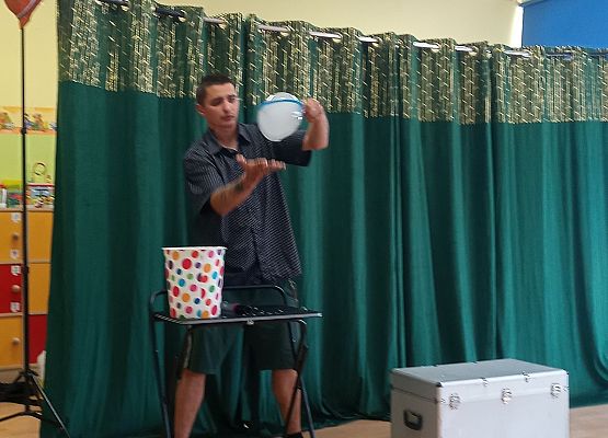 Mężczyzna wykonuje magiczne sztuczki