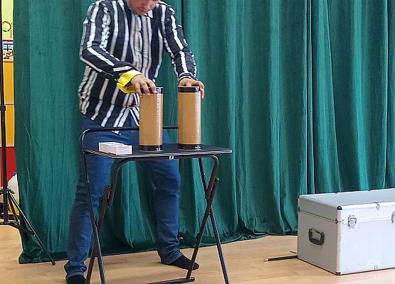 Mężczyzna wykonuje magiczne sztuczki