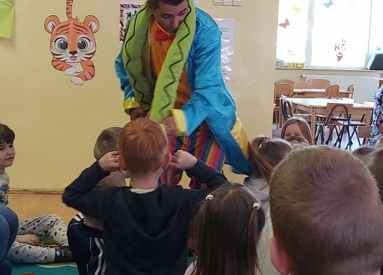 Mężczyzna wykonuje magiczne sztuczki