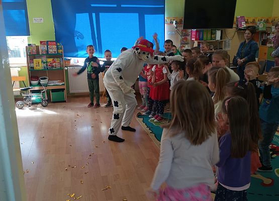 Marshall tańczy z dziećmi