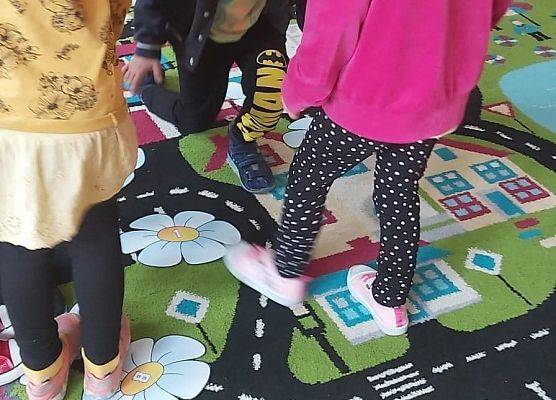 Dzieci bawią się na dywanie