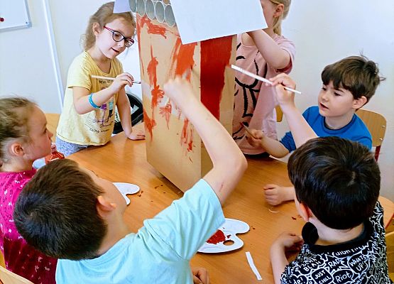 Dzieci malują ul