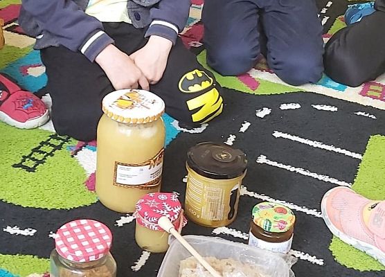 Dzieci siedzą na dywanie