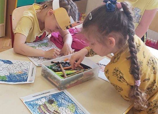 Dzieci kolorują obrazki