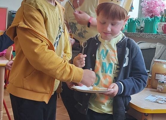 Chłopcy trzymają papierowy talerzyk