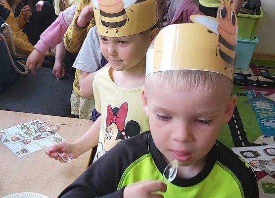 Dzieci próbują, jak smakują różne miody