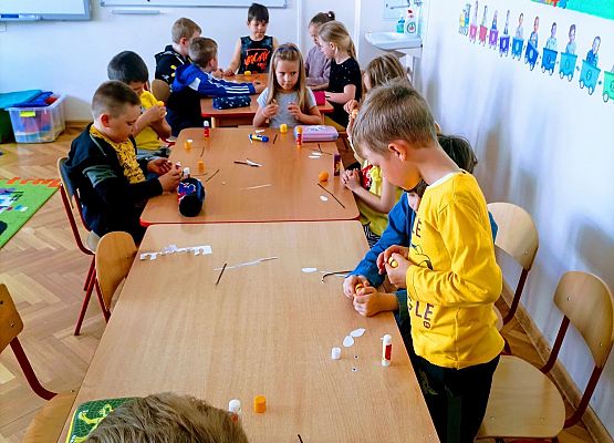 Dzieci robią papierowe pszczółki