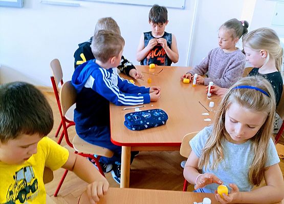 Dzieci robią papierowe pszczółki