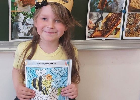 Dziewczynka stoi przy tablicy